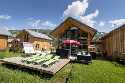 Welkom in ons ruime en luxe chalet, met 130 m² elegant ontworpen woonruimte voor maximaal 9 gasten. Dit exclusieve toevluchtsoord is perfect gelegen direct in het skigebied bij Kreischberg Valley Station en combineert modern comfort met een onovertro...