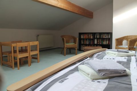 Deze mooie vakantie accommodatie is gelegen in Boddin in de wijk Rostock. Het pension biedt in 5 smaakvol ingerichte appartementen elk tot 5 of 7 personen Platz.Die appartementen zijn verdeeld over 2 verdiepingen en zijn te bereiken via een buitentra...