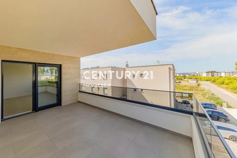 PRIVLAKA, ZADAR - LUXURIÖSER NEUBAU, REDUZIERT, WOHNUNG MIT GROSSER TERRASSE! In Privlaka, unweit von Zadar, steht eine geräumige Wohnung im zweiten Stock eines Gebäudes zum Verkauf, das sich über drei Etagen (Erdgeschoss und 2. Stock) mit insgesamt ...