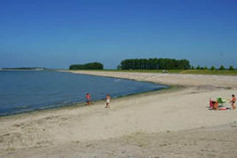 Diese gemütliche, behagliche Ferienwohnung liegt in einer kleinen Ferienanlage und befindet sich in unmittelbarer Nähe zum Nationalpark De Oosterschelde. Das freistehende Ferienhaus verfügt über ein stimmungsvolles Wohnzimmer mit Flügeltüren zum Gart...