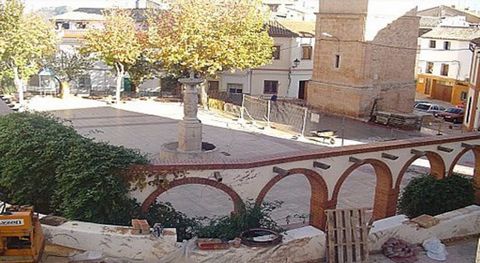 Doppelhaushälfte in Zarra mit Blick auf den Hauptplatz, wo das gesellschaftliche Leben stattfindet. Dieses Haus verfügt über ein Wohnzimmer, eine Küche, 3 Schlafzimmer und ein Badezimmer. Im Obergeschoss befindet sich ein großer offener Raum, der in ...