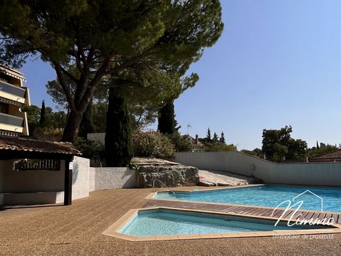 EXCLUSIVITE NIMES LA CIGALE T3 RDJ PISCINE TENNIS PARKING CAVE. Dans résidence de standing avec parc arboré piscine et tennis. Beaux volumes pour cet appartement traversant de type 3 en rez-de-jardin d'une superficie de 74,25 m2 LC, composé d'un spac...