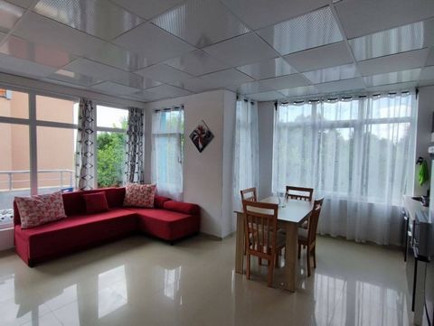 Dieses komplett eingerichtete Apartment mit einem Schlafzimmer befindet sich in einem Wohngebäude im Küstendorf Ravda. Keine Wartungsgebühr. Die Entfernung zum Meer beträgt 100 m. Mit einer Gesamtfläche von 68 m² und im 3. Stock gelegen, ist diese Op...