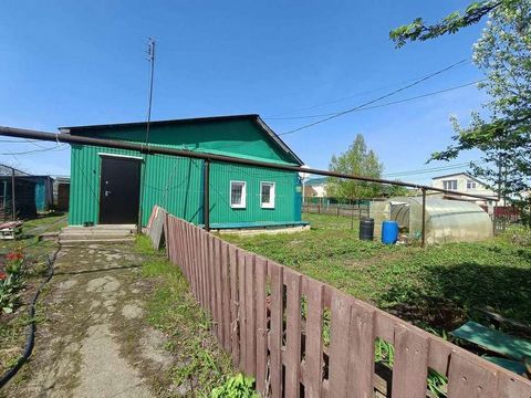 Продам дом 45 м2 +пристроено 27 м2 (кирпич). Земельный участок 13 соток. На участке есть теплица, беседка, сарай, колодец, баня. 2 кирпичных гаража. Покажем в любое удобное время. 2 взрослых собственника. Без обременений и долгов.