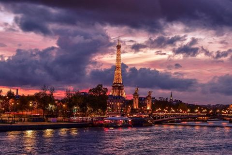 Este encantador apartamento de 40 m² está idealmente ubicado en el corazón de París y ofrece un refugio acogedor para dos personas. Situado en el tercer piso sin ascensor, el apartamento cuenta con una luminosa sala de estar con vistas al patio, perf...