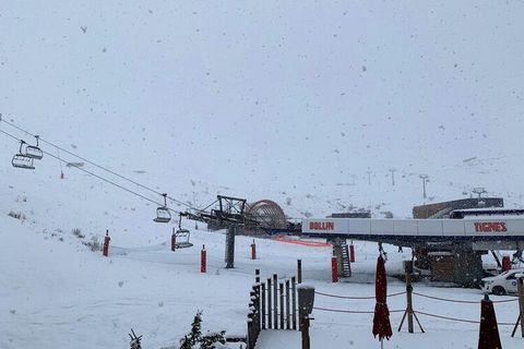 Die Residenz Rond Point des Pistes C befindet sich in Tignes Val Claret. Sie befinden sich am Fuße der Standseilbahn, die Ihnen den Zugang zum Grande-Motte-Gletscher auf 3050 m ermöglicht. Geschäfte befinden sich am Fuße der Residenz: Supermarkt, Ski...