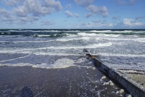 Close to the North Zealand coast is this lovely cottage with a beautiful garden for relaxation and play. The house is well furnished with open kitchen / dining room, living room with wood burning stove, internet and TV. Bathroom with shower, washing ...