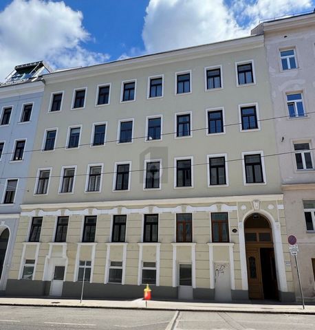 Dit charmante appartement is perfect voor een gezin, als appartement voor twee generaties of voor alleenstaanden / koppels die in het kantoor aan huis werken. Vanuit de entree heeft u toegang tot twee woonruimtes. Het eerste woongedeelte heeft een sl...