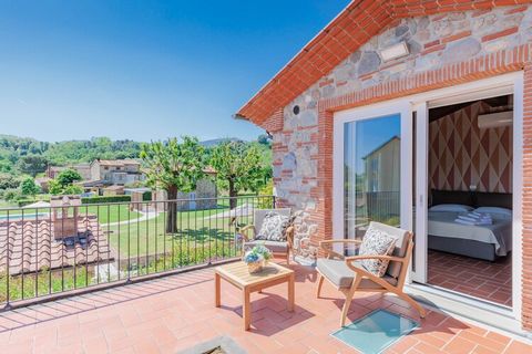 Vivi un'esperienza di vacanza toscana classica con un tocco chic in questo casale contemporaneo, situato in una posizione perfetta nell'incantevole borgo di San Ginese di Compito, con vista sulla vivace città di Lucca. A soli 10 minuti di auto da Luc...