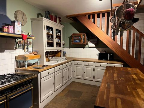 Maison ancienne rénovée de 209 m2, dépendance et terrain de 1900 m2.