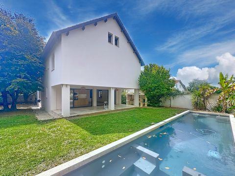 Rare dans le secteur. Maison rénové avec de belles prestations proche de la ville avec piscine