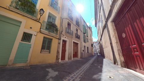 Maison de ville du 19ème siècle divisée en 2 appartements dans le centre de Béziers.