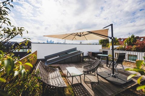 Ce penthouse exclusif s’étend sur trois niveaux et combine un design moderne avec le plus haut niveau de confort. Achevé en 2014, l’établissement est situé dans l’un des quartiers les plus animés et les plus recherchés de Francfort, en plein cœur de ...
