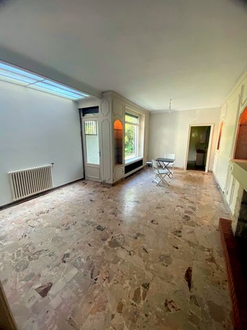 Garantie d'un investissement réussi avec cet immeuble dans la commune d'Amiens. Il se compose d'un local commercial en rdc et d'une habitation sur l'arrière et les étages. Beau jardin sans vis à  vis. Possibilité de division en plusieurs logements. L...