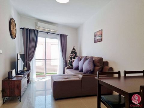 Dit goed gepresenteerde appartement met 1 slaapkamer en 1 badkamer bevindt zich op de begane grond van FlameTree Residence, op slechts een korte loopafstand van het hart van Hua Hin. Met een woonoppervlak van 44 m² biedt deze unit comfort, gemak en g...