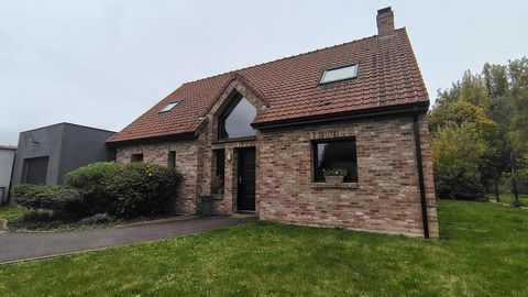 Maison individuelle en semi plain-pied, 4/5 chambres, terrasse, garage et jardin.