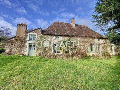 Maison de bourg du XII e siècle, commerces, au calme.