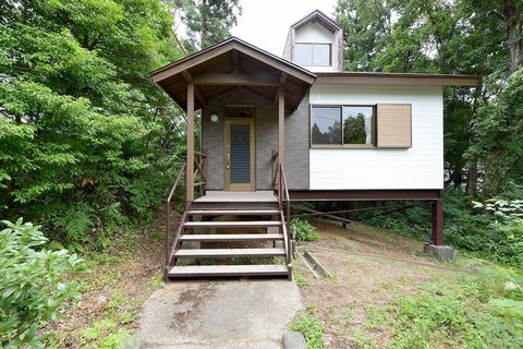 Una villa in stile occidentale nella foresta con aria limpida. Si applica la riduzione dell'imposta ipotecaria. 3K (cucina 2,75 tatami). Strada di circa 6,0 m sul lato ovest. Contratto di sorgente calda disponibile. R6.7 ristrutturato. Link ai dettag...