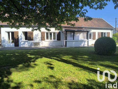 iad France - Sandra Guillaume vous propose: Je vous présente cette maison de 83.85m² sur la belle commune Saint-Lyé (proche Troyes). Située dans un environnement calme, avec toutes les commodités à proximité, cette maison de plain-pied vous séduira p...