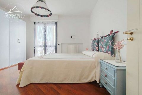 L'appartamento è stato recentemente ristrutturato e dispone di un ingresso, un soggiorno con terrazzino, una cucina completamente attrezzata con balcone, un disimpegno, due camere da letto: una matrimoniale con balcone e una doppia con finestra, oltr...