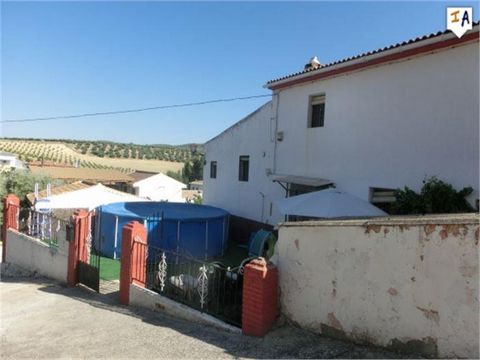 Deze ruime Cortijo met 4 slaapkamers is gelegen op een verhoogde positie aan de rand van het dorp Casillas de Gumiel, dicht bij de stad Moclin in de regio Granada en biedt rondom uitzicht op het landschap en de bergen. De ingang van het pand is aan d...