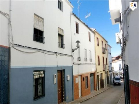 This spacious 237m2 build Townhouse is situated in the whitewashed Spanish village of Valdepenas de Jaen in the heart of the Sierra Sur close to popular Castillo de Locubin in Andalucia. This is a great opportunity to acquire a large Spanish Family H...
