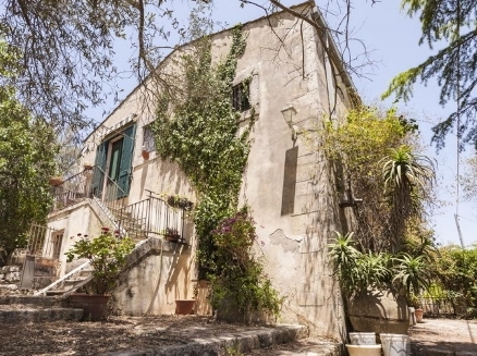 Price reduced to €365,000! Price reduced to €365,000! (was €485,000) Ancient country house situated in the countryside between Noto and Canicattini Bagni. The country house is in good structural condition, is habitable, however, it requires some reno...