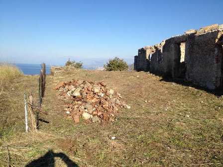 Situated in a panoramic position in the hills of the charming town of Diamante, stone building in need of total restoration, surrounded by over 2 acres of land (8,470 sq m). The ruin has a stunning view over the sea and town, as well as the famous ru...