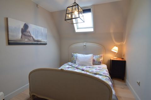 Deze vakantiewoning in Knokke-Heist heeft 3 slaapkamers en is geschikt voor een familie. Deze accommodatie is met veel smaak en ruimte ingericht en beschikt over een geweldige recreatieruimte met een tafeltennis- en biljarttafel. Dit is beslist de gr...