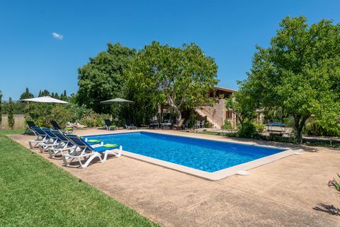 Spectacular country house for 8 people in Artà. It has a private pool, ping pong table, and wonderful corners to disconnect during your holidays. This wonderful rustic finca with beautiful views of the Majorcan countryside offers a magnificent privat...