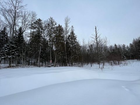Beautiful lot #15 ready to build. Very good location near all services. You will be charmed by its peaceful environment! This place is perfect for outdoor lovers! Close to several navigable bodies of water! Only 45 minutes from Mont-Laurier and 1h50 ...