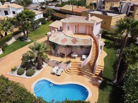 Wonderful 3 bedroom villa located in a residential area very quiet and quiet, but at the same time close to all the attractions and services of Albufeira. The villa is situated on a street with no exit which further increases your privacy. This large...
