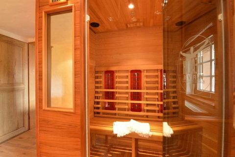 Esta es una casa de vacaciones de 2 dormitorios para 5 personas y la casa está ubicada en Browange. Su fundación tiene 200 años, pero está equipada con comodidades modernas como una sauna infrarroja y una ducha de masaje. Hay un lago a 5 km de distan...