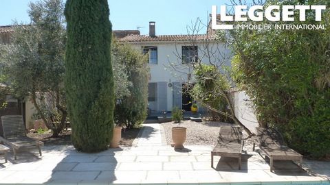 A19988LHS11 - A gorgeous property situated in a quiet hamlet 2 km from Canet d'Aude and 16 km from Narbonne, very private, with a walled front garden full of oleanders and olive trees, a veranda, a small lounge, study or ground floor bedroom with sho...