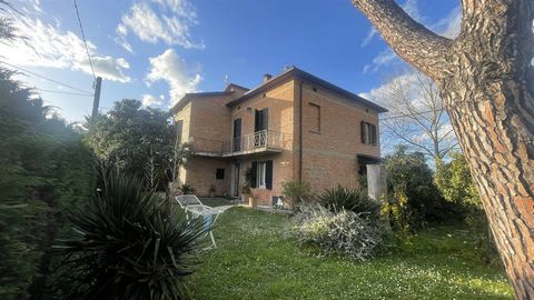 PIANA, CASTIGLIONE DEL LAGO, Single house for sale of 337 Sq. mt., Good condition, Heating Individual heating system, Energetic class: G, placed at Ground on 3, composed by: 7 Rooms, Separate kitchen, , 4 Bedrooms, 3 Bathrooms, Parking space, Garden,...