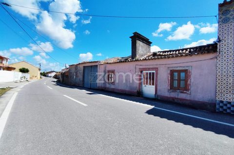 Property ID: ZMPT557125 Single storey house for total reconstruction. Inserted in a property with a total area of 848m2 (328m2 of urban and 520 of rustic land), we find a possible reconstruction of great potential. Located in the town of Copeiro, 800...