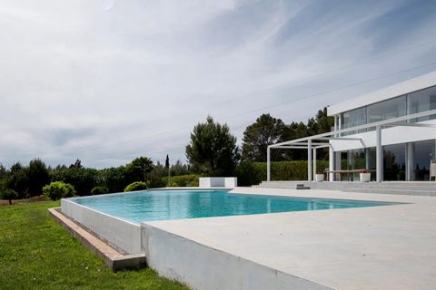 We present this magnificent villa of contemporary and minimalist design. Its excellent location, very close to the village of San Rafael, makes it a perfect option to live and/or enjoy a unique vacation, with total privacy and just a few minutes from...