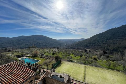 Stunning penthouse apartment in The Bargemon Chateau with panoramic views. 166 m2 of comfortable living space with open-plan living and dinning area with fireplace open up to the spacious terrace with a panoramic view over the mountains and Claviers,...