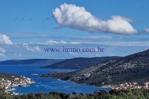 We mediate in sale of unique building land of 1300 m2 situated in quiet cove near Trogir, just 200 meters from sea. Due to its position which is on gentle slope, thi splot has amazing views to sea, islands and sunset. There's unfinished 180 m2 house ...
