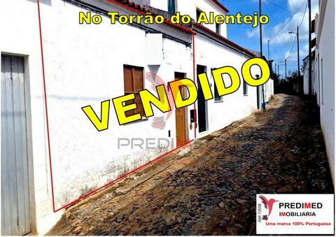 House in Torrão do Alentejo in a lot of 166 m2 HOUSE of 4 divisions and patio in need of some renovations: HOUSE with some potential once has a very high ceiling and others, due to the unevenness of one street to another. Torrão do Alentejo is 15 min...