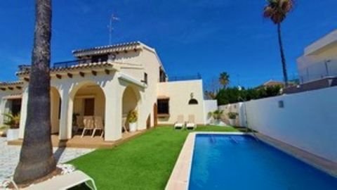 Presentamos esta espectacular y acogedora villa ubicada en Santiago de la Ribera. En esta propiedad podemos encontrar un gran jardín de 600 metros cuadrados con acceso para coches, garaje, barbacoa y también una piscina privada con tumbonas incorpora...