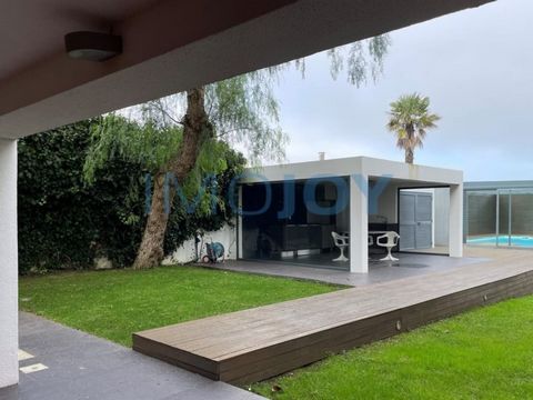 Splendid refurbished 2 bedroom flat inserted in the ground floor of a villa, located in a quiet area surrounded by villas in Parede. The flat is furnished, includes water, electricity and internet expenses. This fantastic flat has access to a private...