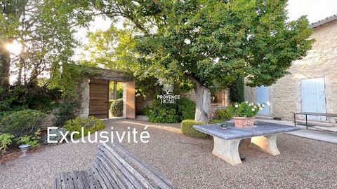 Provence Home, l’agence immobilière du Luberon, vous propose à la vente, une propriété restaurée dans un emplacement exceptionnel, au bout d'un petit chemin, au calme total et jouissant d'une vue imprenable sur le Luberon, située sur la commune de Ca...