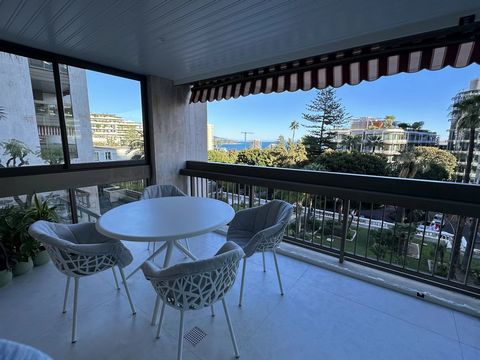 Monaco, privileged address, Park Palace, in the heart of the Golden Square, 1 bedroom apartment with sea view. In a luxury residence with concierge, indoor swimming pool and gym. Magnificent 2-room apartment with views of the Casino gardens and the s...