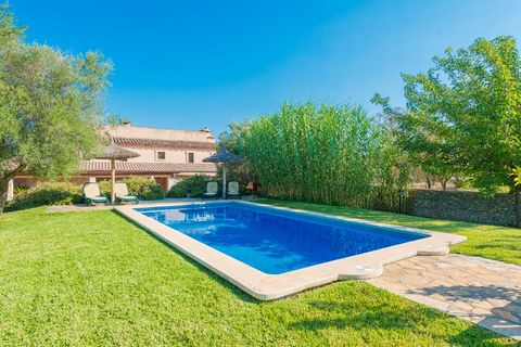 Situada en Búger, en el norte de Mallorca, esta auténtica casa de campo con piscina privada acoge a 6 personas. Datada del siglo XVI, esta casa de piedra natural está rodeada de campos y tiene vistas despejadas a la Sierra de Tramuntana. Muy recomend...
