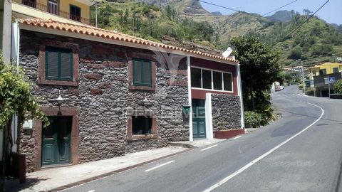 SELL 3 BEDROOM HOUSE RECOVERED MADEIRAN STYLE I sell 3 bedroom villa fully recovered on the side of the road in Serra de Água, traditional Madeiran style 5 minutes from the center of Ribeira Brava with excellent accessibility. Located in Serra de Agu...