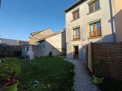 T5 house of 124 m² renovated over the last 10 years with a new T2 apartment of 36 m² as well as a hangar of 203 m² on 2 levels which could be rehabilitated into a home, all on flat and enclosed land with barbecue. 'approximately 375 m². All shops and...