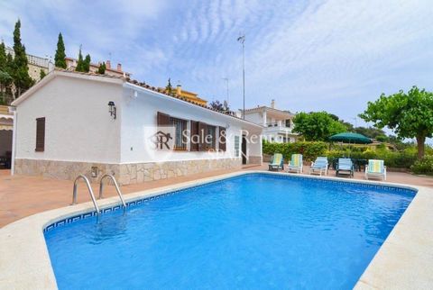 This beautiful house is located in the beautiful urbanization of Cala Canyelles a quiet residential area with a beautiful port restaurants and a quiet environment but at the same time close to the center of Lloret de Mar Upon entering the house we fi...