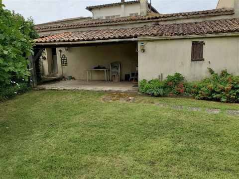 In a pretty quiet and wooded environment and very close to the Gironde estuary, this old house in its own juice will welcome you with family or friends with its pretty garden with a swimming pool, well exposed and not overlooked which offers you a be...