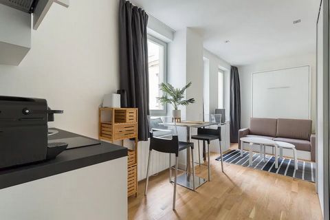 Come and discover our 21 m² Henri Germain studio fully equipped for your comfort. Overlooking an inner courtyard, the apartment is quiet and functional. Located between the Place des Terreaux and the Place Bellecour, it will give you easy access to t...